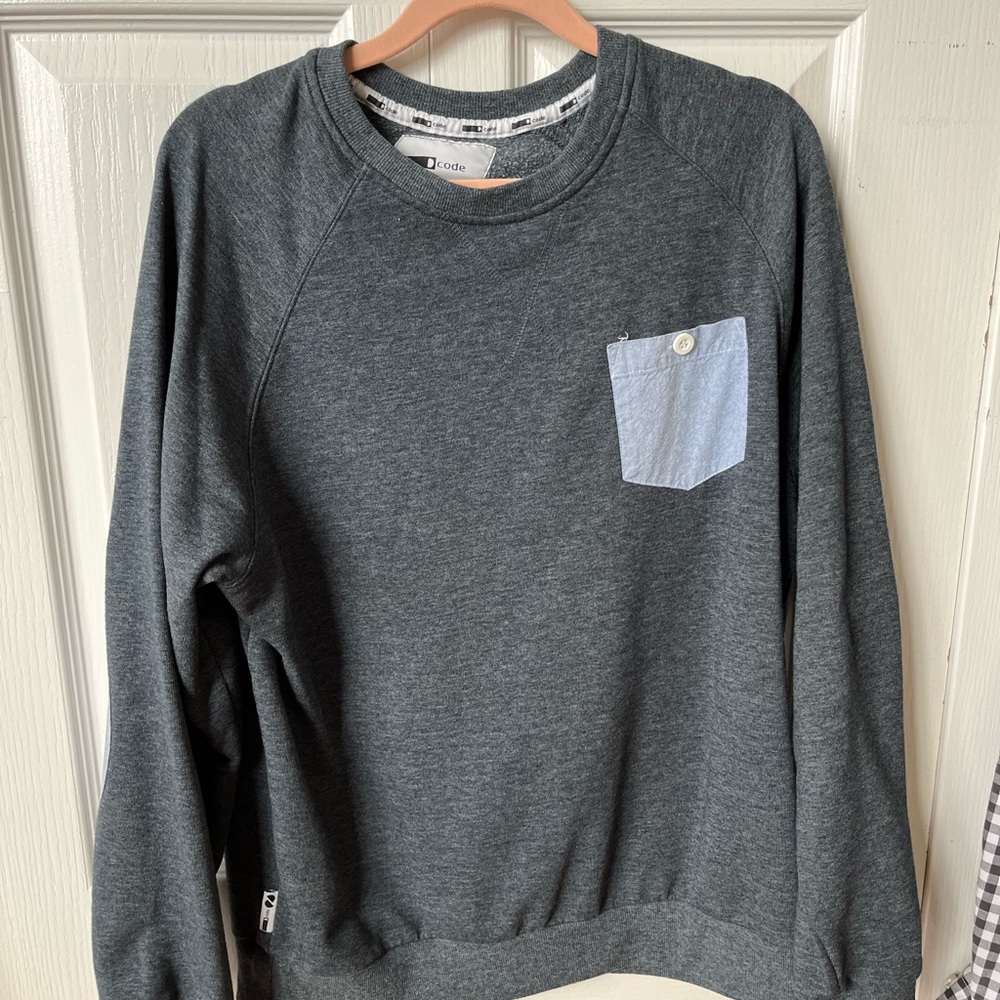 Pullover crewneck sweater with left pocket and elbow patches. Men Medium